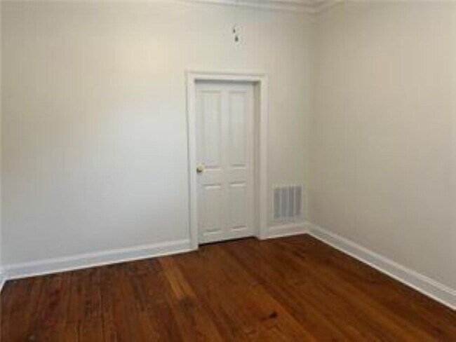 Comedor - 132 Nursery Ave