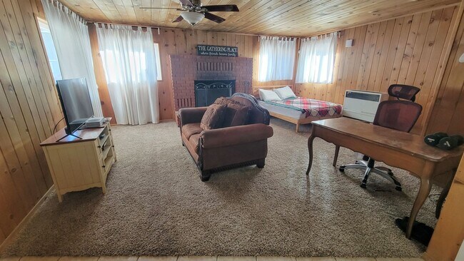 Foto del edificio - Cozy Studio on a Spacious Corner Lot – All...