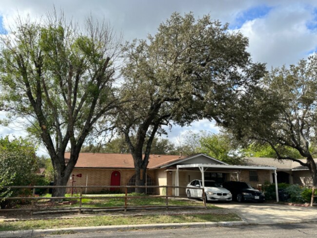 Photo - 7418 Meadow Cliff St House