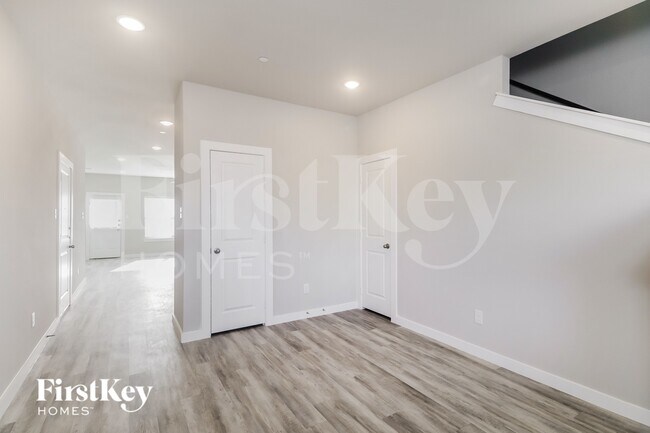 Foto del edificio - 332 Niki Dr