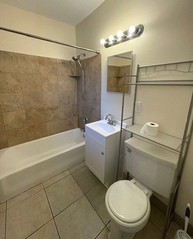 Building Photo - 1 Bedroom Multiplex Near Liberty Park!