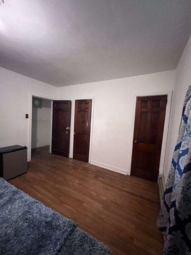 South room 2 - 4912 Derry St