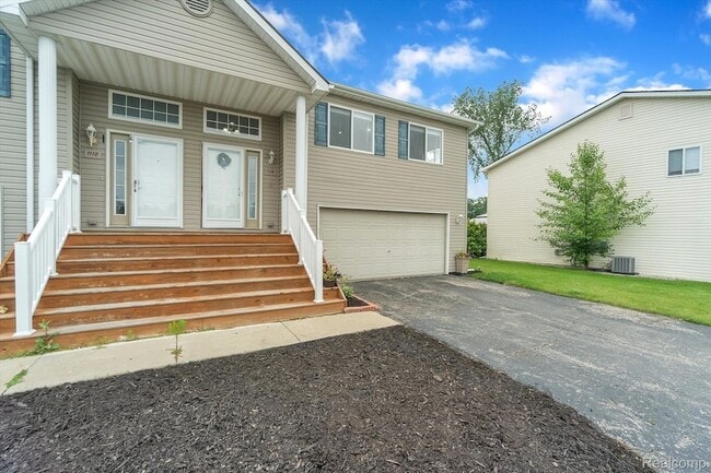 Building Photo - 1116 Lakeview Cir