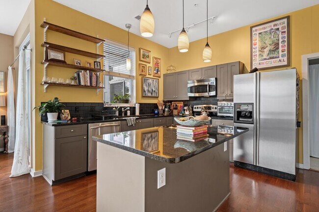 Foto del edificio - Price Reduced! Downtown Durham 1bd/1ba Corner-Unit Condo with On-Site Personal 1-Car Garage!