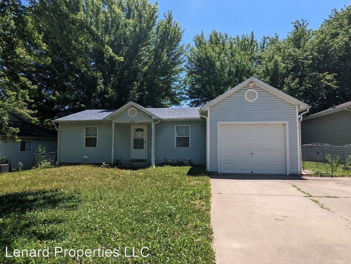 3 br, 1.5 bath House 1900 E Division House Rental in Bolivar, MO