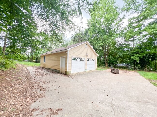 Building Photo - Incredibly spacious family home in Piedmon...