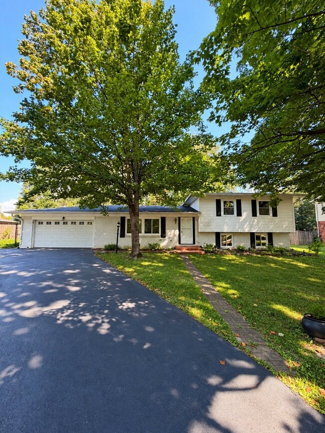 Building Photo - 2706 Lakewood Dr N