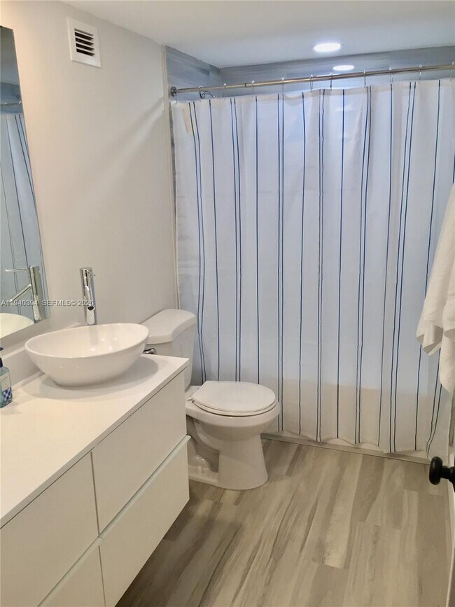 Building Photo - 6039 Collins Ave