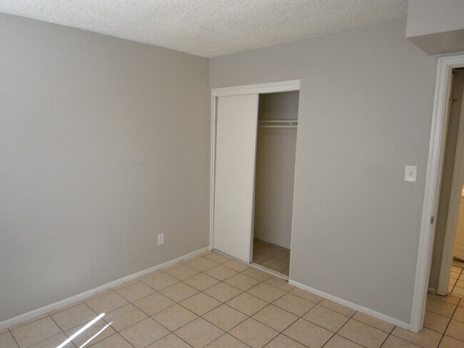 Building Photo - 1925 W Village Dr Unit 4