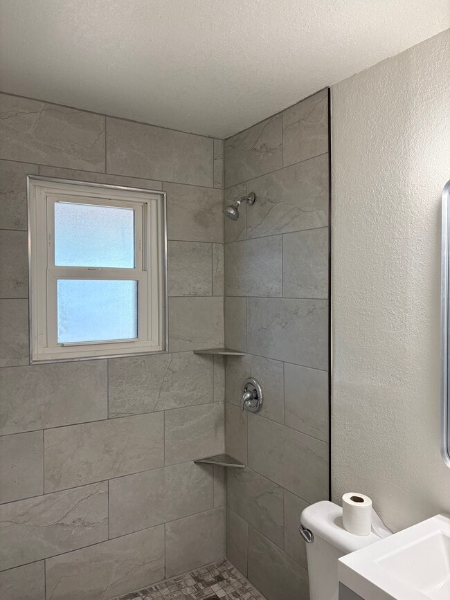 Building Photo - 608 N Bell St