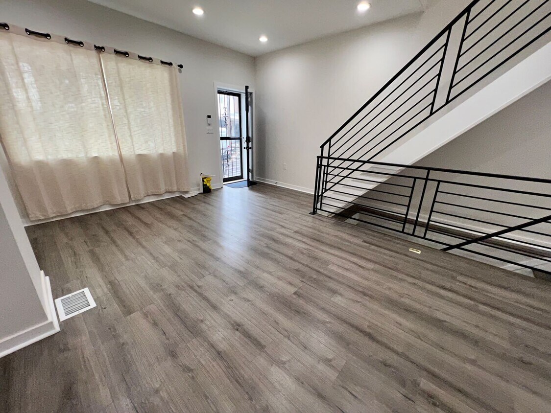 Primary Photo - Newly Renovated 3-Bedroom Townhouse in Wes...