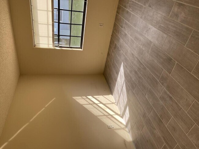 Building Photo - 491 N Sams Point