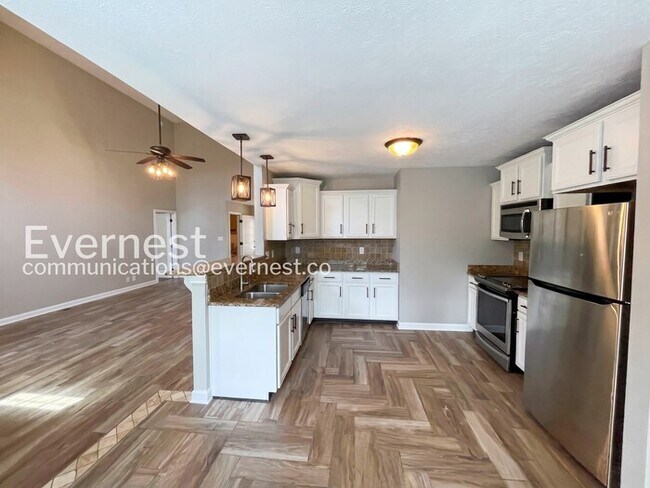 Building Photo - Limited Time Special Offer / 3 Bed, 2 Bath Home with Garage / Pet-Friendly / Vouchers Accepted / ...
