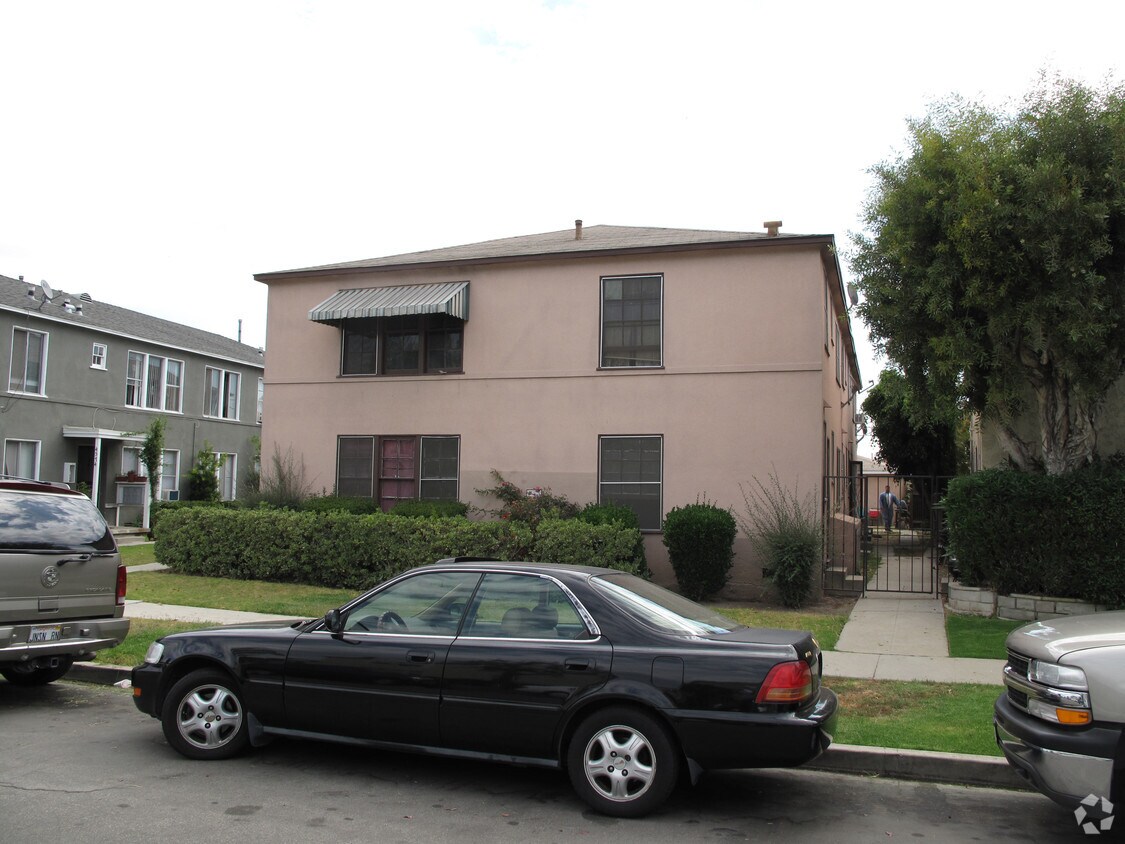 Building Photo - 4566-4574 N Banner Dr