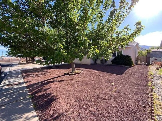 Foto del edificio - 1732 Maxine St NE