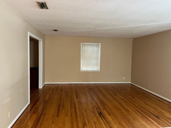 Foto del edificio - 110 Laurel Cir