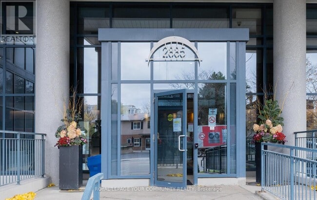 Building Photo - 2885 Bayview Ave