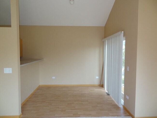 Building Photo - Beautiful & Very Spacious End Unit 2 bedro...