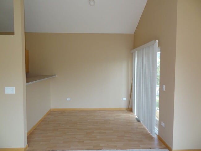 Building Photo - Beautiful & Very Spacious End Unit 2 bedroom  2 car garage. Must See.
