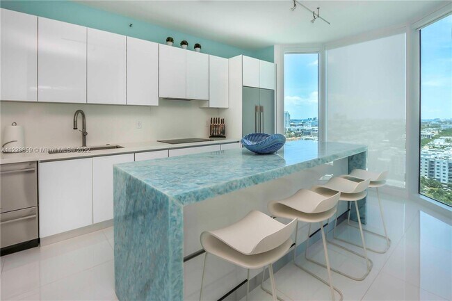 Foto del edificio - 300 S Pointe Dr