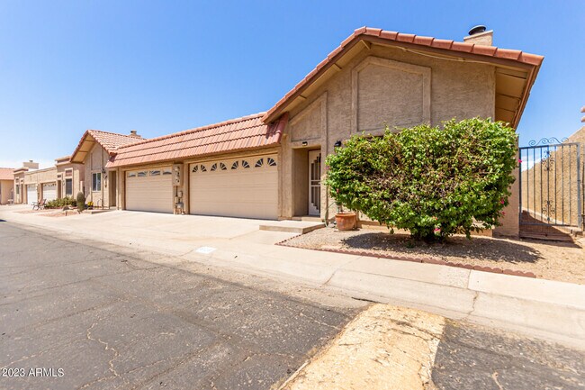 Building Photo - 928 E Charleston Ave