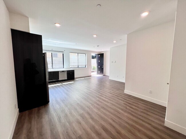 Foto del edificio - Large multi level 2Bd/1.5 Bth with heated ...