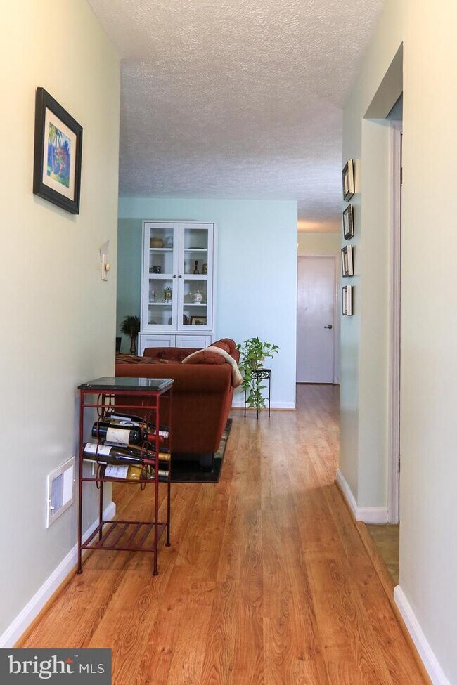 Foto del edificio - 10044 Oakton Terrace Rd