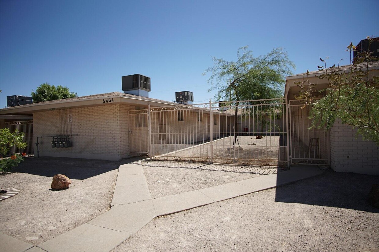 Foto principal - 8604 Lawson St