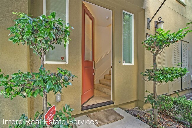 Building Photo - 2 br, 2.5 bath House - 958 E Duane Avenue ...