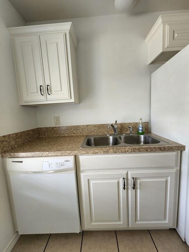 Foto del edificio - 3 bedroom 2 bath brick home