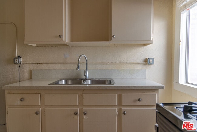 Building Photo - 661 Shatto Pl