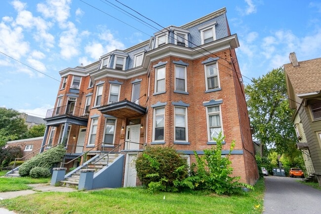 Photo - 1109 E Genesee St Apartment
