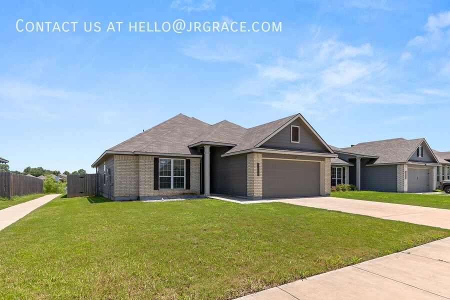 Foto principal - 3917 Centerfire Rd