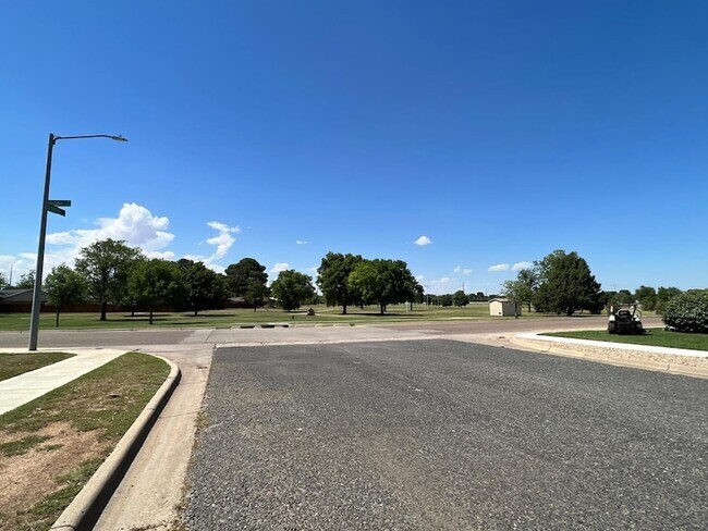Foto del edificio - 7702 Knoxville Dr