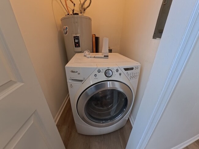 Building Photo - Adorable Home/Huge deck