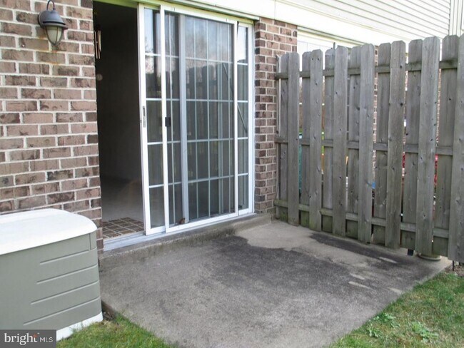 Foto del edificio - 8 Coventry Ct