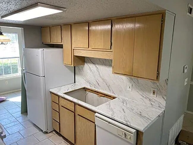 Foto del edificio - 2 Bedroom, 1.5 Bathroom End Unit Townhouse with fenced-in backyard in Farmington