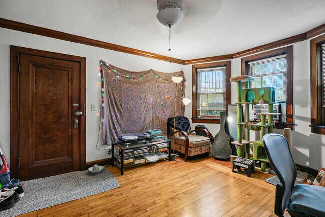 Foto del edificio - 833 Midland St