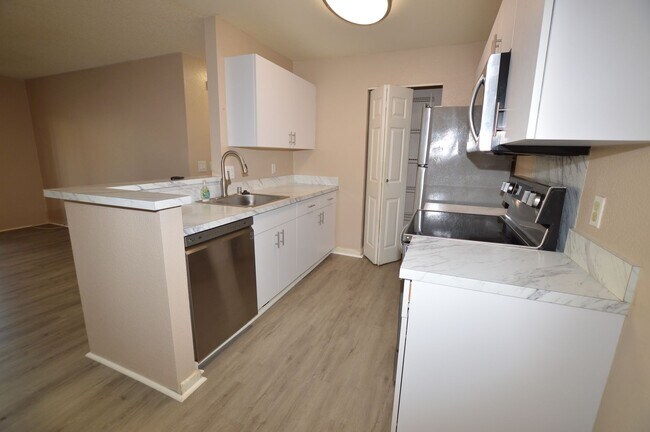 Foto del edificio - Parkview at Waikele - Ground floor Townhouse 2 bedrooms, 2 baths with 2 parking Avail 2/1/25