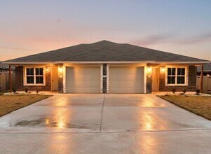 Building Photo - 3109 Ochiltree Dr