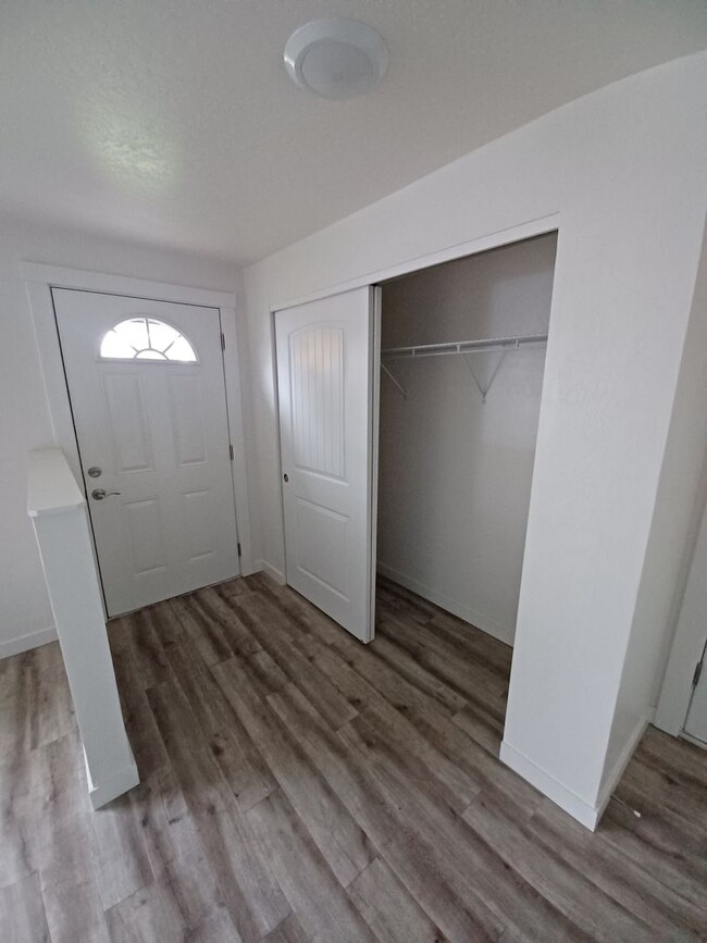 Building Photo - Newly remodeled 3 bed/1 bath home with fen...