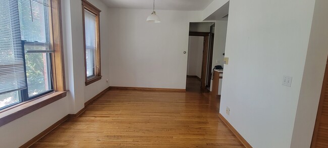 Building Photo - 3420 N Paulina St