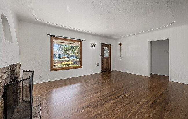 Building Photo - Beautiful 3/2 Craftsman in Willow Glen!