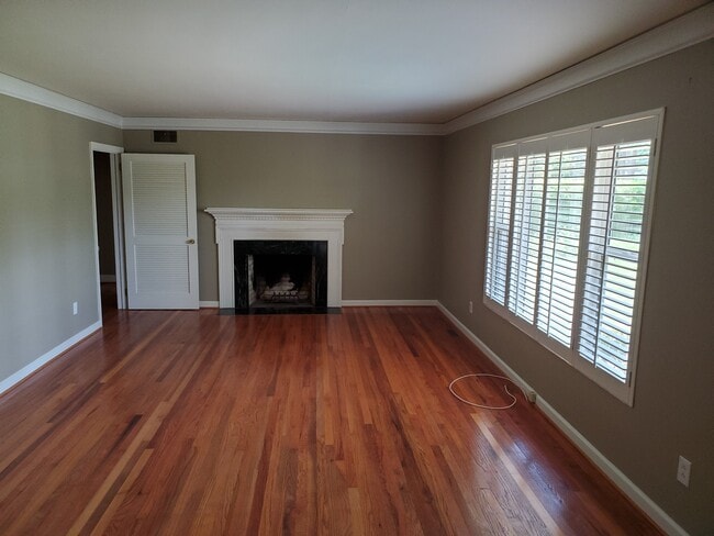 Building Photo - 2212 Crestwood Dr