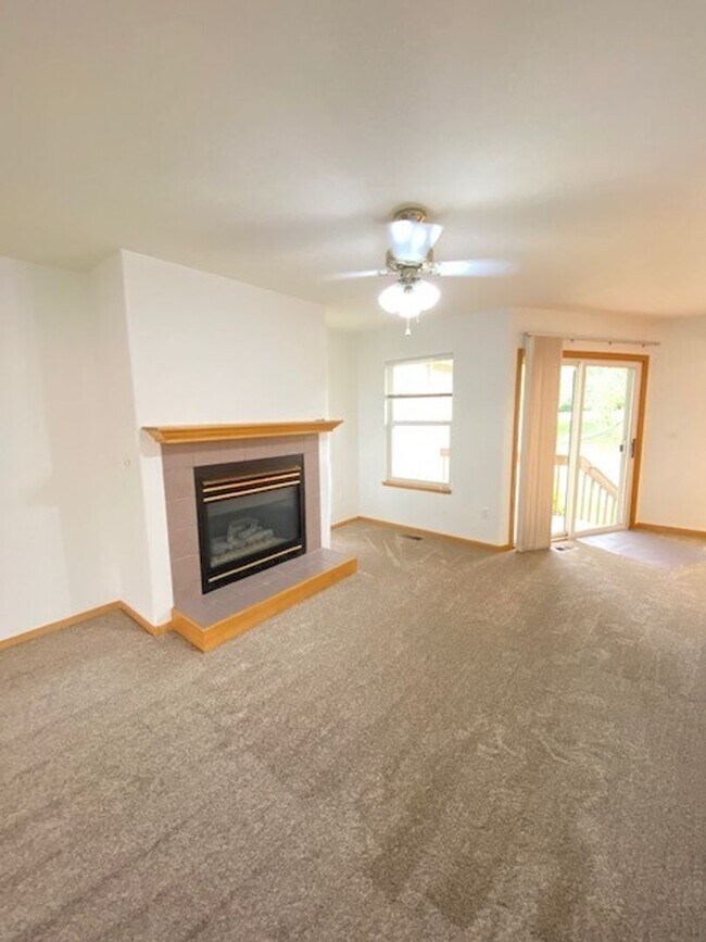 Foto del edificio - Large 3 Bedroom, 2.5 Bath Townhome with 2 car attached garage in Northwest Loveland, CO