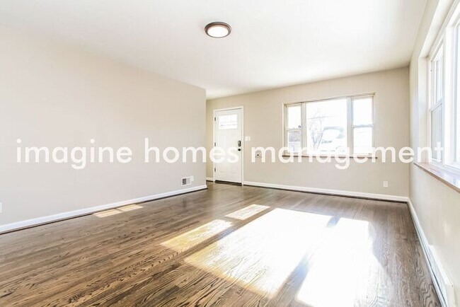 Building Photo - Fully renovated 4 Bedroom home in Cincinnati!
