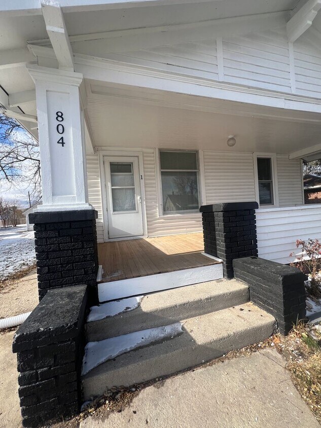 Foto principal - Charming Main Floor Apartment – 2 Bed, 1 B...