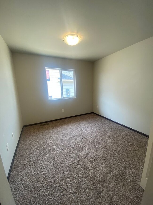 Building Photo - 5 BED | 2 BATH | DOUBLE GARAGE | BRAND-NEW...