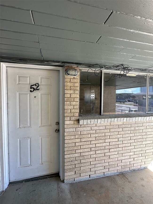 Building Photo - 516 Holiday Dr