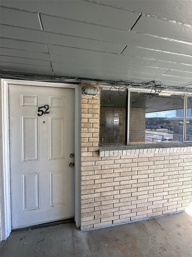 Building Photo - 516 Holiday Dr